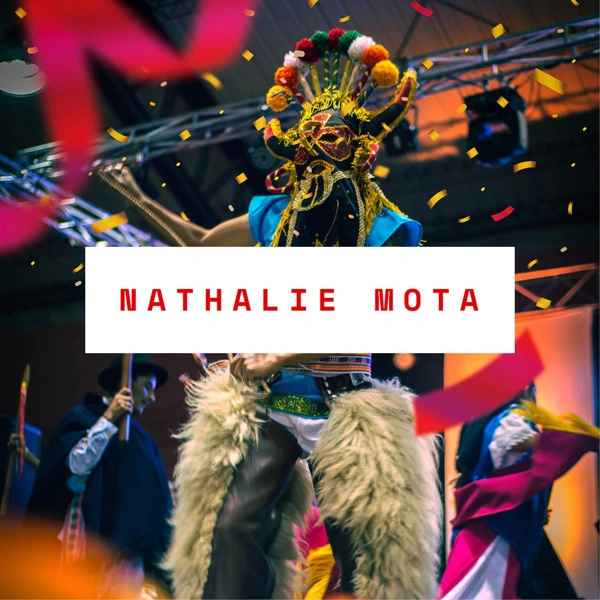 Photo d'un homme déguisé en habit traditionnel avec des confettis tout autour
